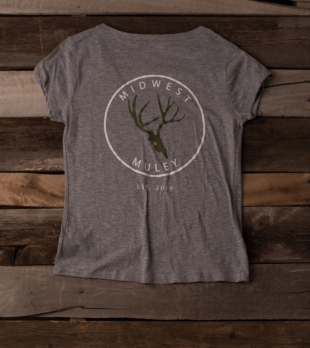 WOMEN'S LOGO V NECK